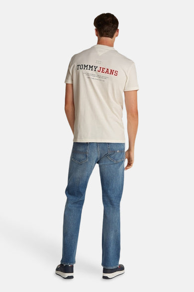 T-shirt blanc à manches courtes de TOMMY JEANS, avec des lettres rouges et noires sur le dos.
