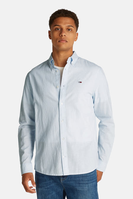 Chemise bleue claire à manches longues de TOMMY JEANS, avec col boutonné et petit logo.
