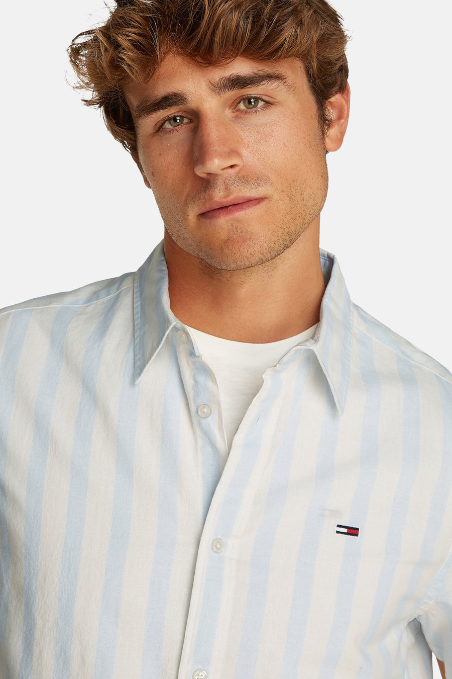 Chemise bleue à rayures de TOMMY JEANS, manches courtes, avec un logo brodé sur la poitrine.