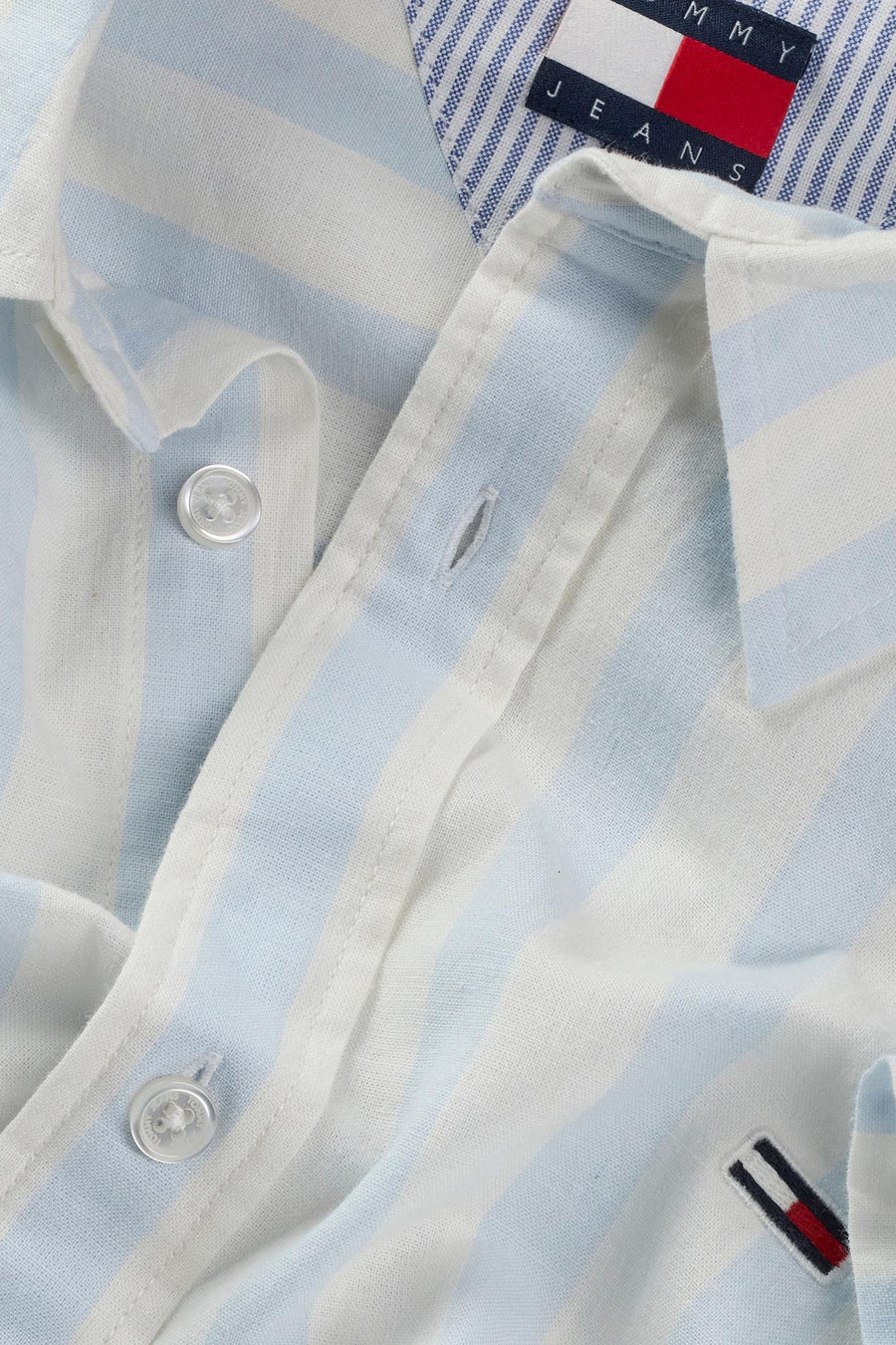 Chemise bleue à rayures de TOMMY JEANS avec manches courtes, fermeture à boutons et petit détail logo.