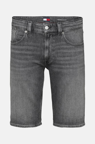 Shorts en denim noir de TOMMY JEANS, avec une usure subtile et des poches classiques.