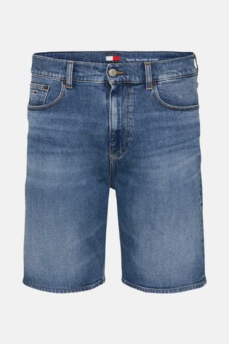 Jean court en denim bleu moyen de TOMMY JEANS, avec des poches classiques et des coutures subtiles.
