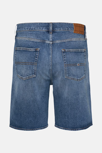 Jeansshort van blauw denim van TOMMY JEANS, met achterzakken en een bruin merklabel.

