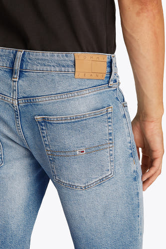 Jean court en denim bleu clair de Tommy Jeans, avec des poches arrière et une étiquette en cuir sur la ceinture.