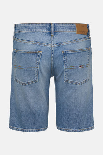 Shorts en denim bleu clair de TOMMY JEANS, avec des poches arrière et une étiquette en cuir brun.