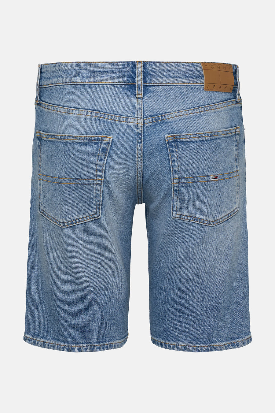 Shorts en denim bleu clair de TOMMY JEANS, avec des poches arrière et une étiquette en cuir brun.