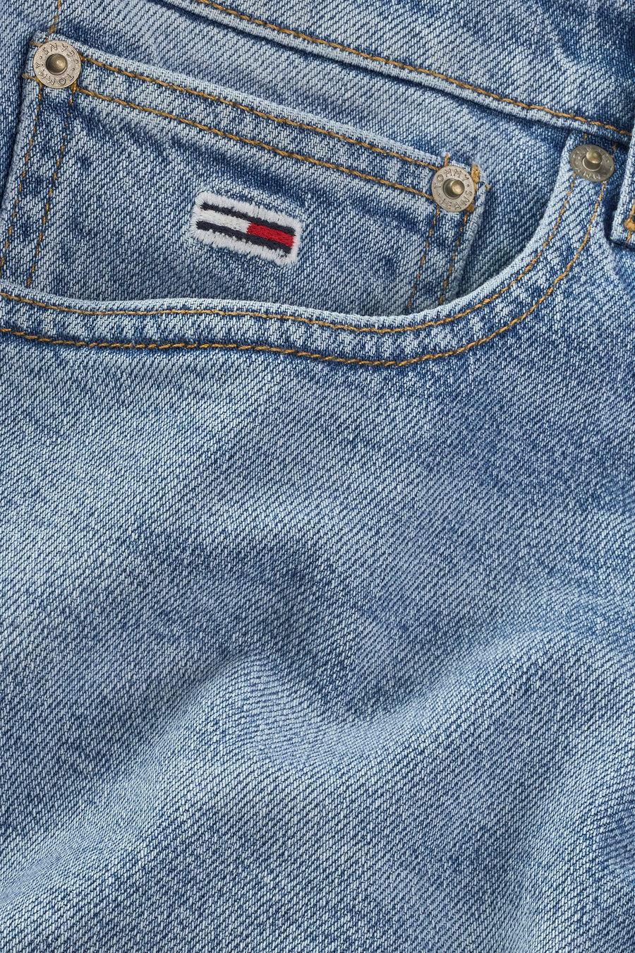 Jean court en denim bleu clair de TOMMY JEANS, avec un petit poche et des coutures discrètes.