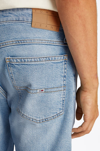 Jean court en denim bleu clair de TOMMY JEANS, avec une poche arrière et un étiquette en cuir.
