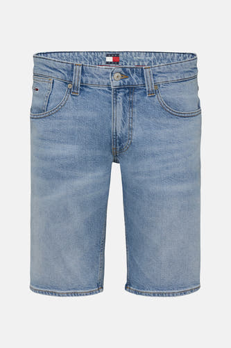 Jean court en denim bleu clair de TOMMY JEANS, avec un lavage classique et des coutures subtiles.