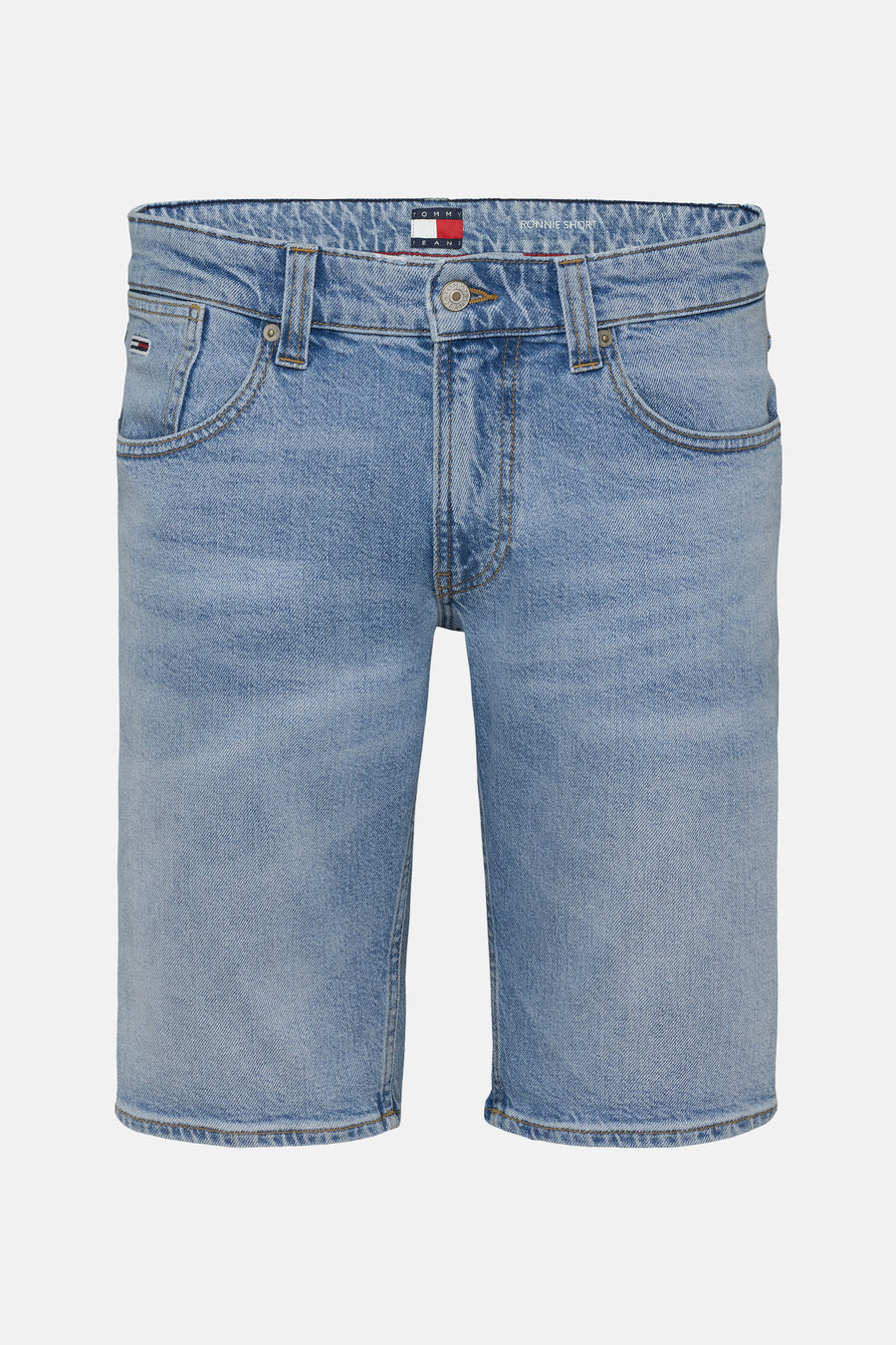Jean court en denim bleu clair de TOMMY JEANS, avec un lavage classique et des coutures subtiles.