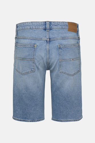 Shorts en denim bleu clair de TOMMY JEANS, avec des poches arrière et une étiquette en cuir marron.