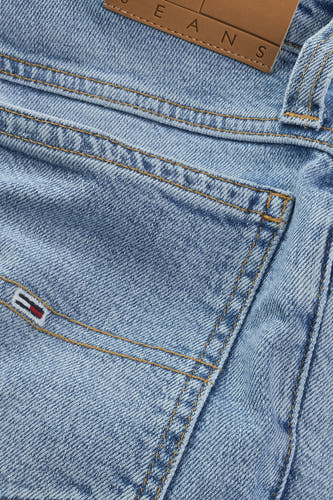 Shorts de jeans en denim bleu clair de Tommy Jeans, avec des surpiqures et un détail logo sur la poche arrière.