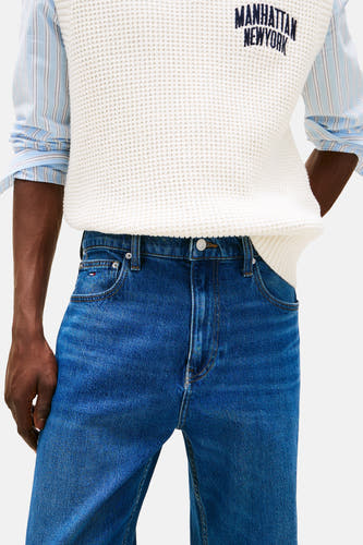 Jean droit bleu marine de TOMMY JEANS, avec des coutures discrètes et un design lisse.