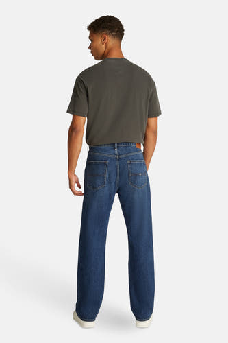 Jean droit en denim bleu marine de Tommy Jeans, avec des poches arrière et une ceinture marron.