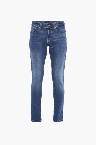 Jean slim fit bleu de TOMMY JEANS avec logo de la marque sur la poche et les boutons.