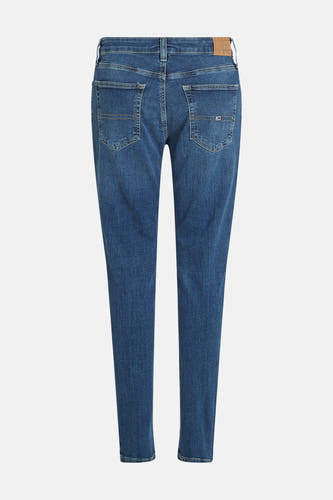 Jean en denim bleu clair tapered de TOMMY JEANS, avec des poches arrière et des passants.