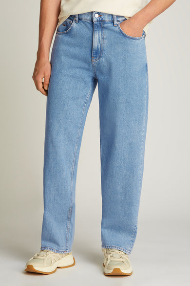 Jean droit en denim bleu clair de TOMMY JEANS, avec des poches arrière et un étiquette de marque sur la ceinture.