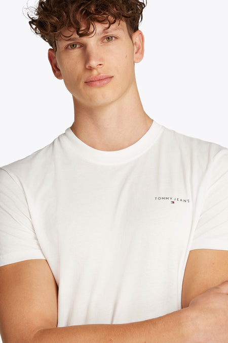 T-shirt blanc à manches courtes de TOMMY JEANS, vue rapprochée.