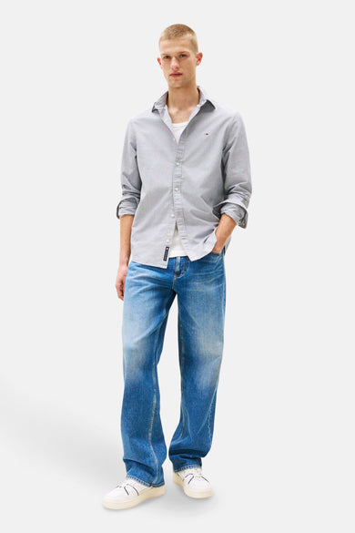 Blau, longsleeve shirt von TOMMY JEANS, getragen mit einem weißen T-Shirt und blauen Jeans.