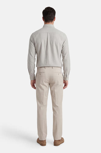 Lichtgroen overhemd met lange mouwen van TOMMY JEANS, achterzijde met centrale rits, gestreept textuur, model draagt beige broek en bruine loafers