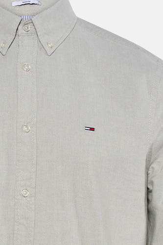 Lichtgroen overhemd met knoopsluiting van TOMMY JEANS, fijne textuur, klein logo op borst, close-up voorzijde
