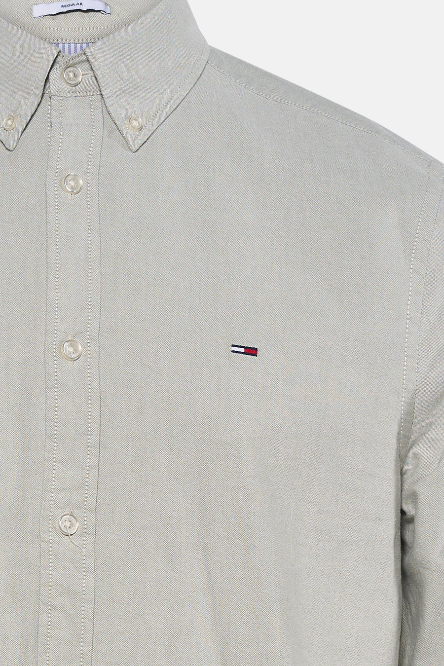 Lichtgroen overhemd met knoopsluiting van TOMMY JEANS, fijne textuur, klein logo op borst, close-up voorzijde