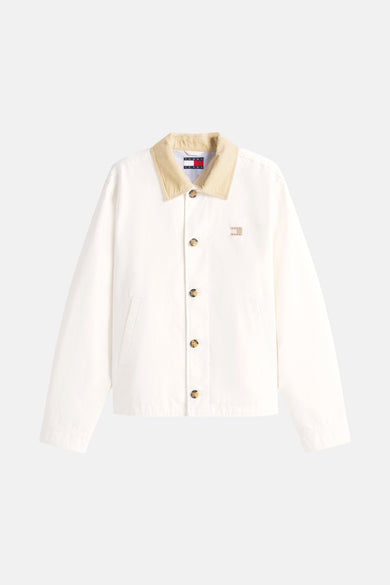 Ecru manteau court de TOMMY JEANS, avec des boutons bruns et un col beige.