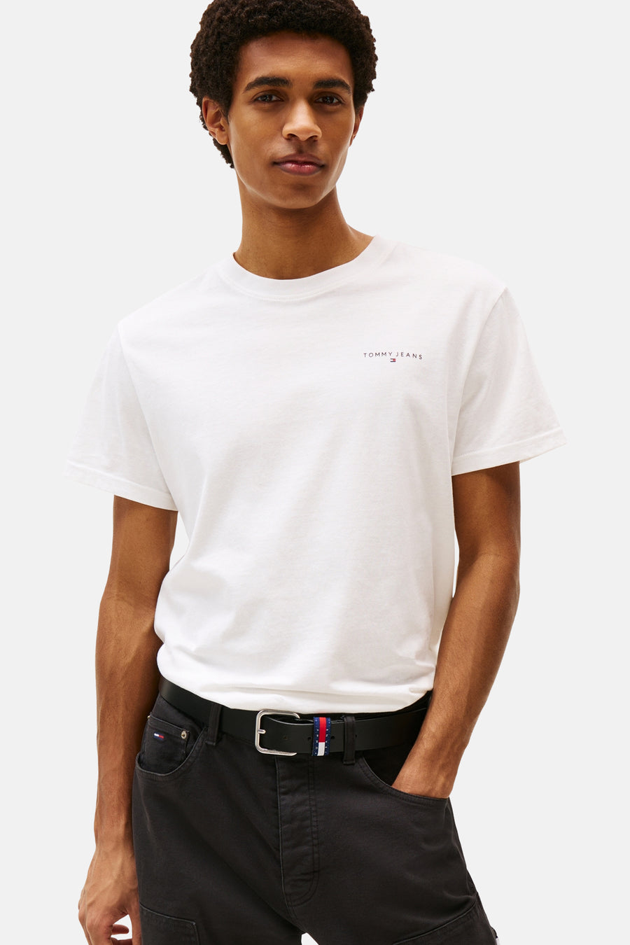 T-shirt blanc à manches courtes de TOMMY JEANS, avec un petit logo imprimé sur la poitrine.