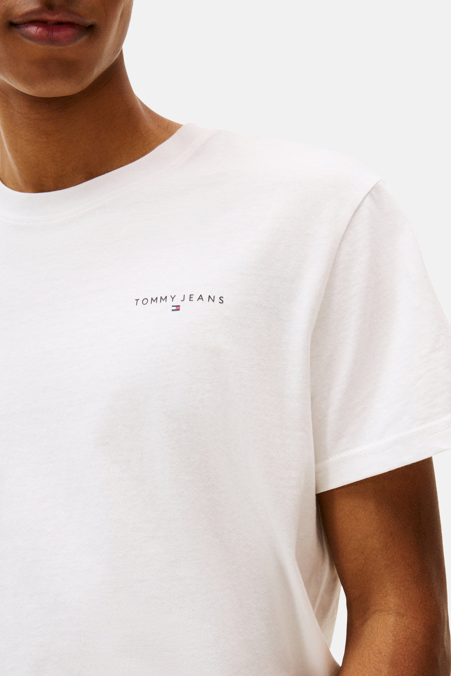 T-shirt blanc à manches courtes de TOMMY JEANS, avec petit logo sur la poitrine.