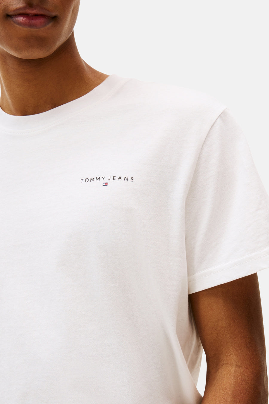 T-shirt blanc à manches courtes de TOMMY JEANS, avec petit logo sur la poitrine.