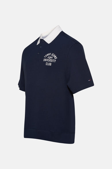 Donkerblauw poloshirt met witte kraag en 'Tommy Jeans University Club' tekst.