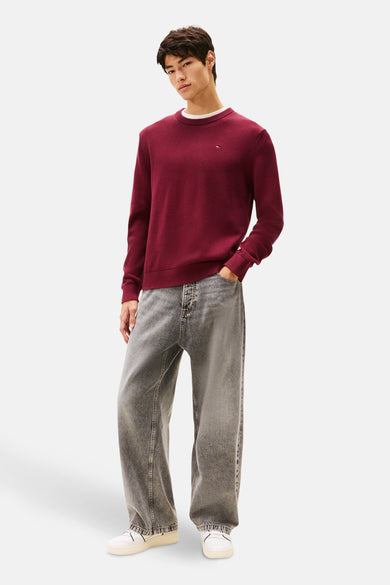 Veste Bordeaux avec col rond de TOMMY JEANS, portée avec un T-shirt blanc et des jeans gris.