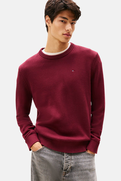 Veste Bordeaux TOMMY JEANS avec col rond, avec un petit logo sur la poitrine et des jeans décontractés.