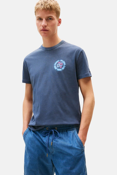 T-shirt bleu à manches courtes de TOMMY JEANS, avec un col rond et une petite impression sur la poitrine.