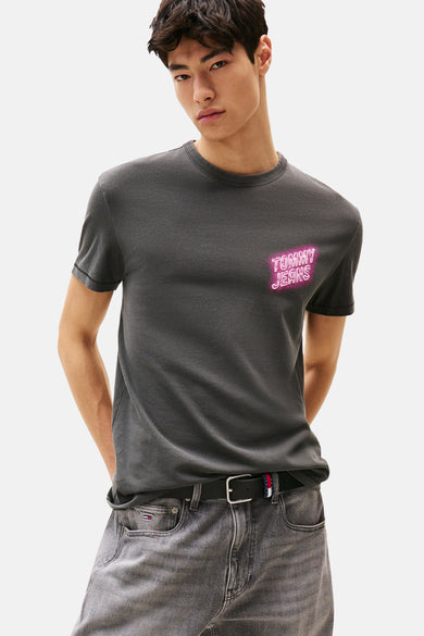 T-shirt gris à manches courtes de TOMMY JEANS, avec un logo "TOMMY JEANS" néon sur la poitrine.