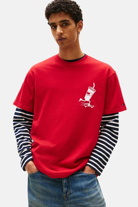 T-shirt rouge à manches courtes de Tommy Jeans, avec une impression graphique et un t-shirt à manches longues rayé en dessous.