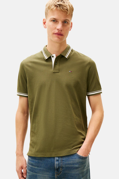 Kaki polo avec des manches courtes de TOMMY JEANS, avec des détails blancs sur la en et les manches, vu de l'arrière.