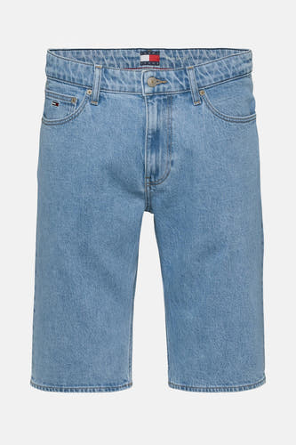 Shorts en denim bleu clair de Tommy Jeans, avec des surpiqures classiques et des détails subtils.