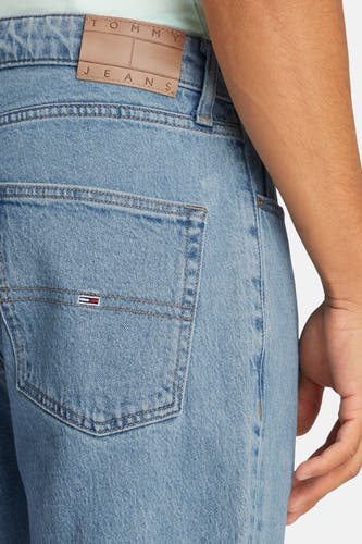 Jean court en denim bleu clair de Tommy Jeans, gros plan du dos avec étiquette de marque et poche arrière.