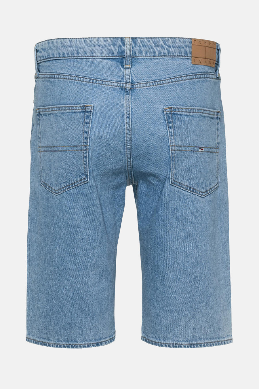 Shorts de denim bleu clair de TOMMY JEANS, avec des poches arrière et un étiquette de marque sur la ceinture.