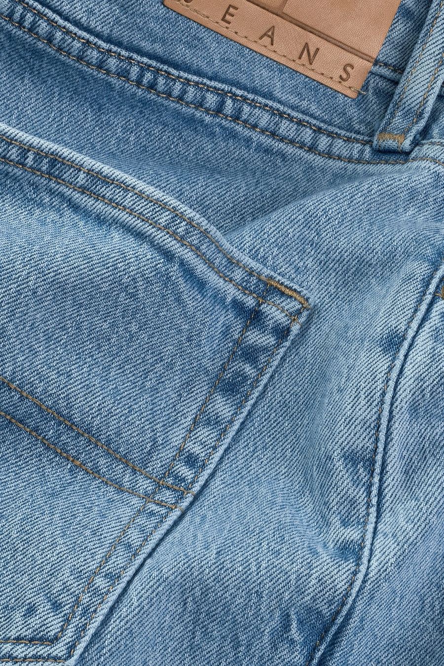 Shorts de denim bleu clair de TOMMY JEANS, avec des surpiqures visibles et une poche arrière.