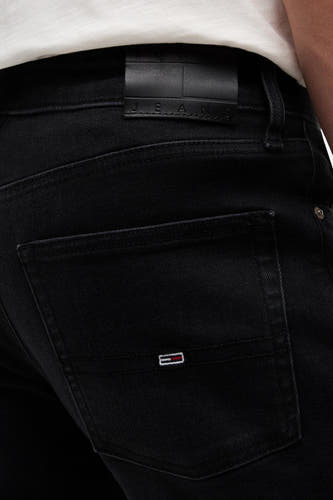 Jean slim fit noir de TOMMY JEANS avec patch logo en cuir et petit logo drapeau brodé sur la poche arrière.