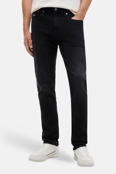 Jean slim fit noir de TOMMY JEANS avec délavage léger, fermeture à boutons et étiquette logo sur la poche ticket.