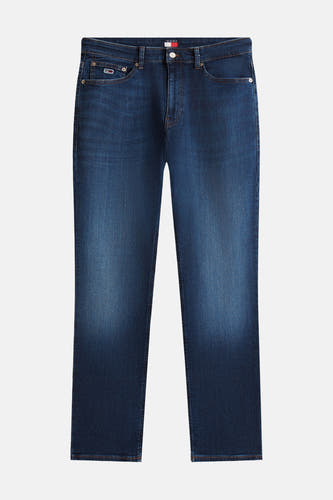 Jean droite en denim bleu foncé de TOMMY JEANS, avec petit logo drapeau sur la poche monnaie et délavage clair.