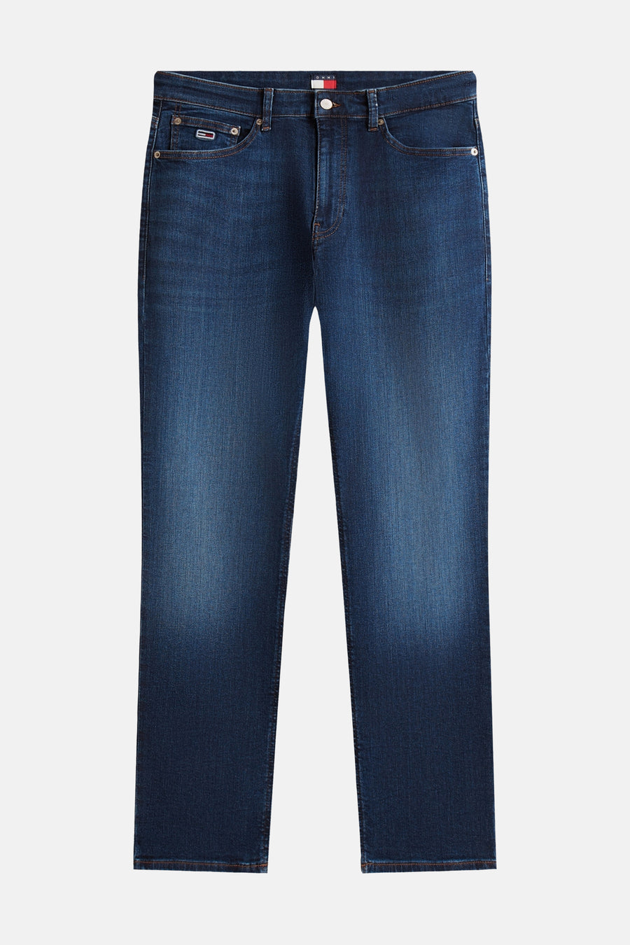 Jean droite en denim bleu foncé de TOMMY JEANS, avec petit logo drapeau sur la poche monnaie et délavage clair.