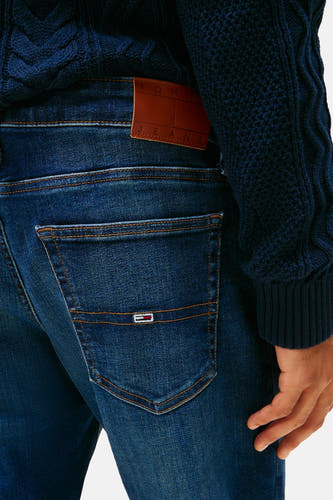 Donkerblauwe straight jeans van denim van TOMMY JEANS, met een achterzak en bruin leren label.