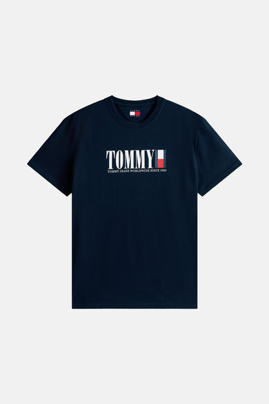 T-shirt bleu à manches courtes de TOMMY JEANS, avec un logo blanc sur la partie avant.
