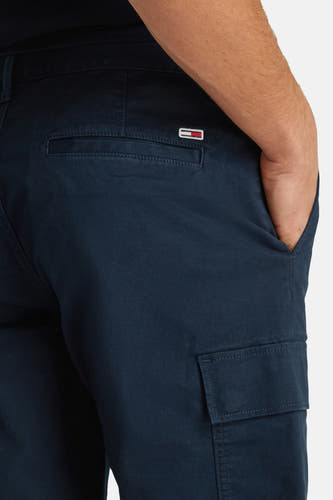 Shorts bleus de TOMMY JEANS, avec poche arrière et poche cargo, gros plan.
