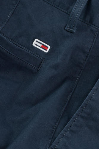 Shorts bleus de TOMMY JEANS, avec un petit poche et un logo subtil.