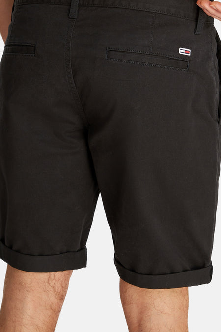 Short noir de TOMMY JEANS, avec poche arrière et détail de logo subtil.